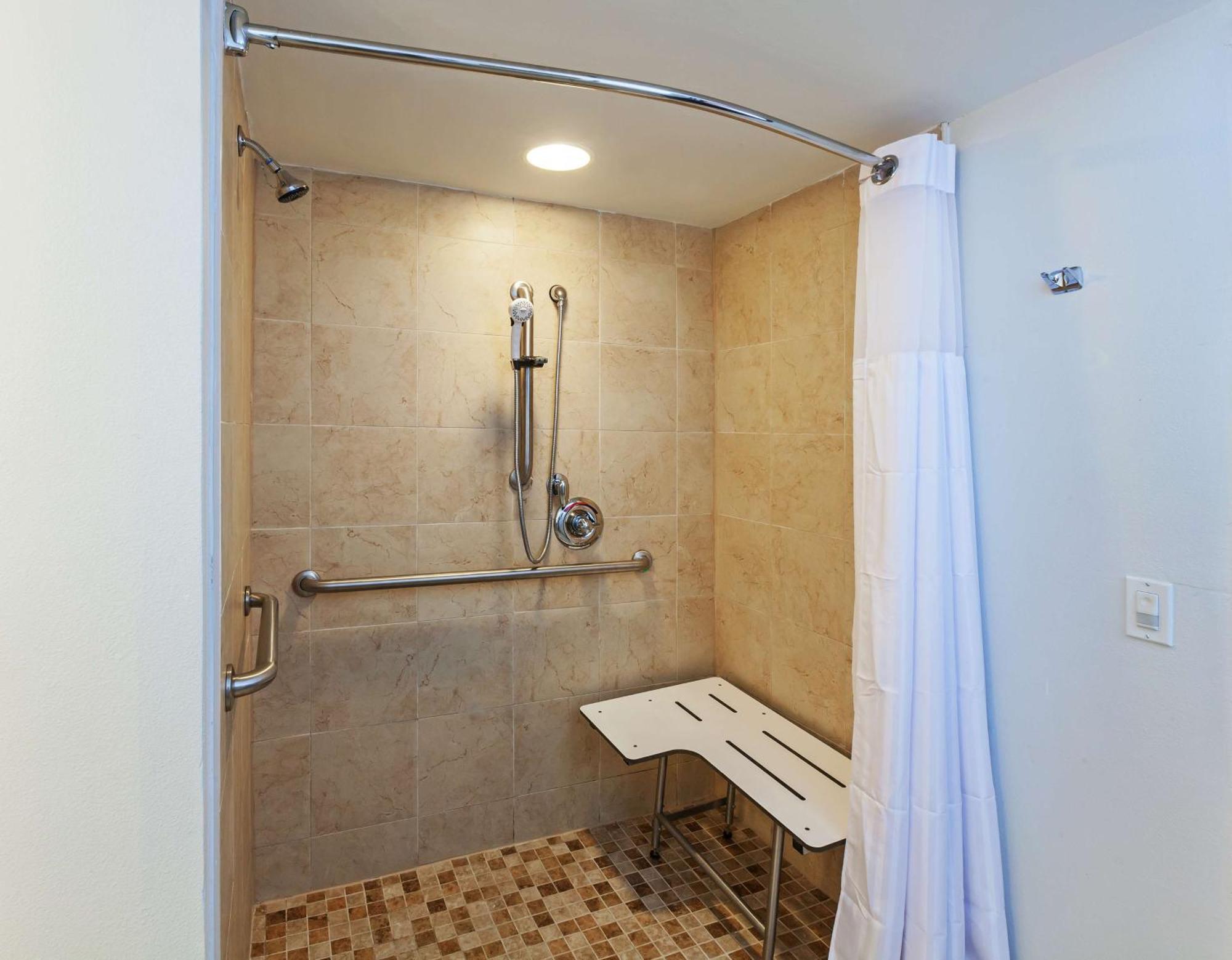 Deluxe Queen Room Two Queen Beds Roll Shower Mobility or Hearing Access,1557829273:JPEG